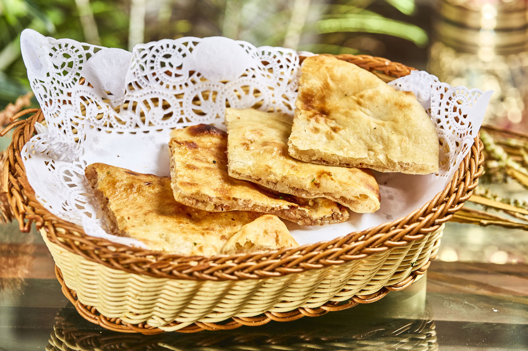 Nybakt naan i kurv